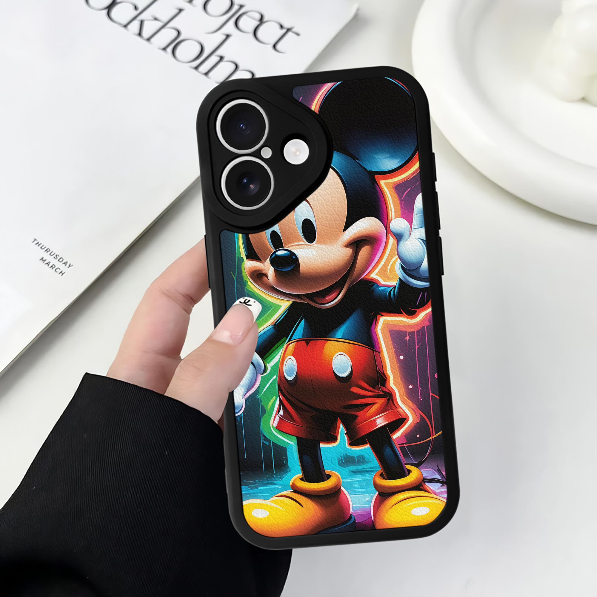 （画像用） ミッキーマウス Mickey Mouse 【iPhone 16シリーズ対応】シリコンスマホケース（レザー調） 材質：シリコン